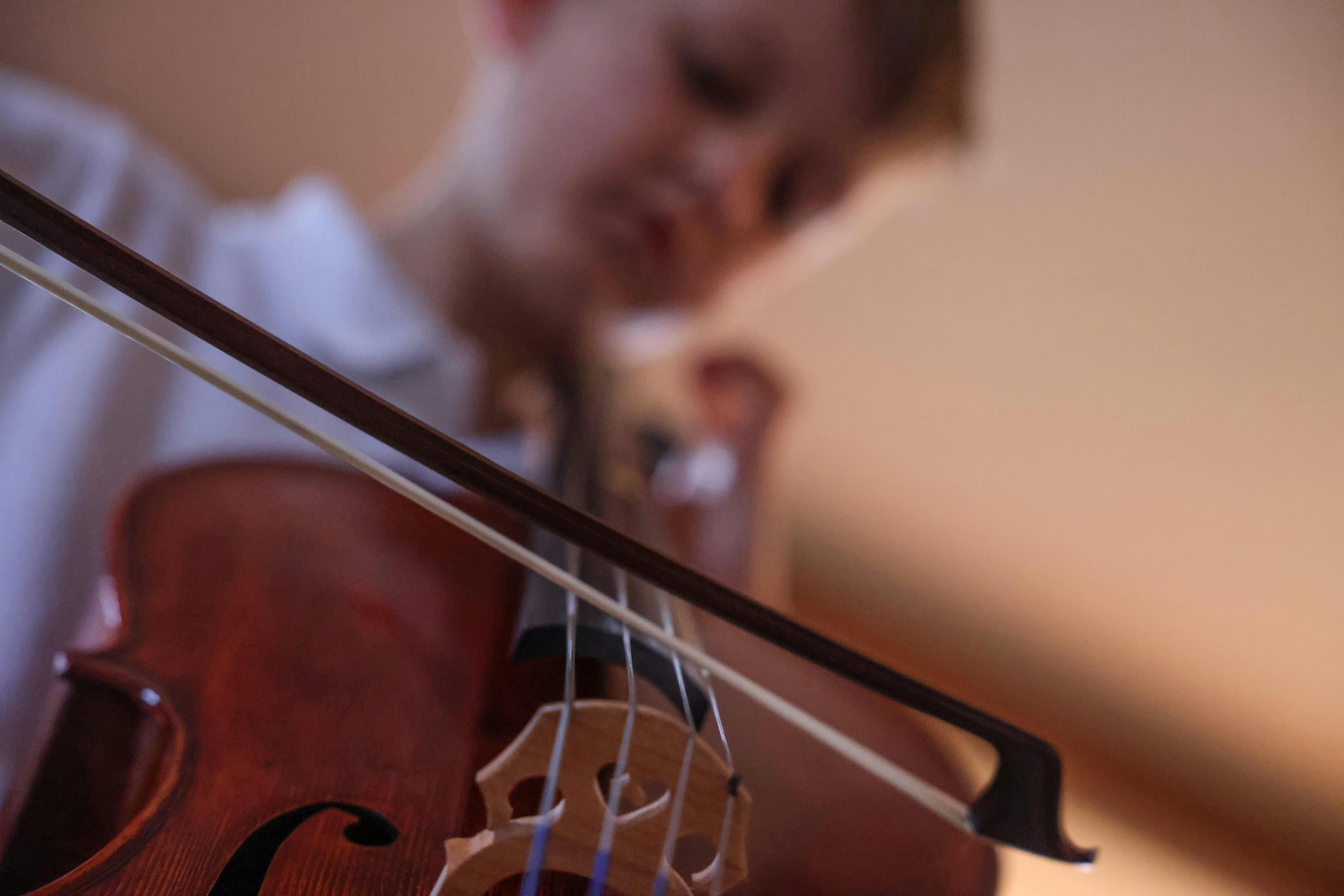 Junge übt Cello
