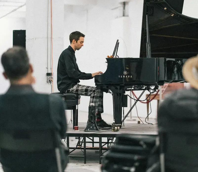 Pianist im Vorspiel