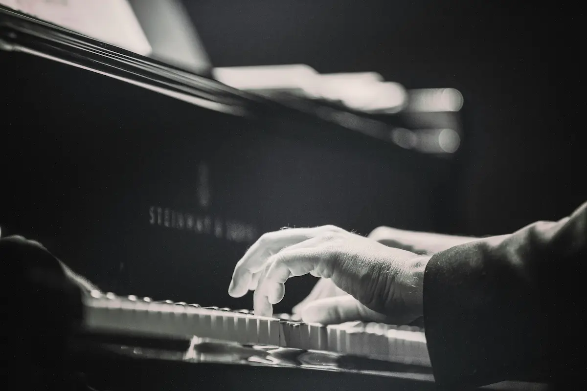 Pianist im Konzert am Flügel